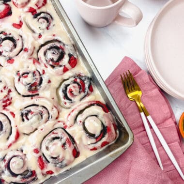red velvet cinnamon rolls (overnight)_7092