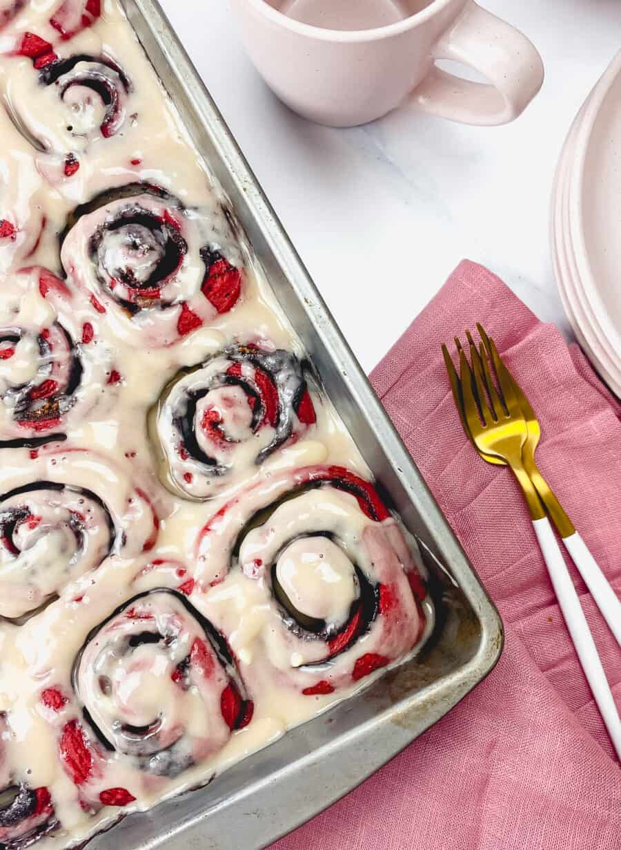 red velvet cinnamon rolls (overnight)_7092