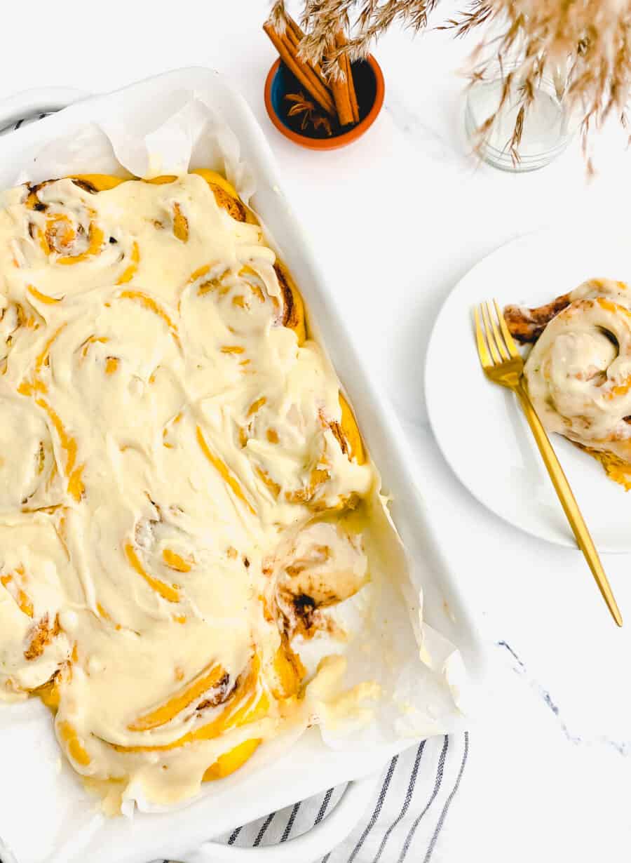 pumpkin spice cinnamon roll_6903